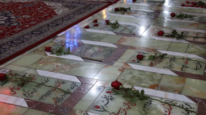 تصاویر/ آیین گلباران مزار مطهر شهدا در آستانه ۱۲ اردیبهشت ماه و هفته گرامیداشت مقام شامخ معلّم