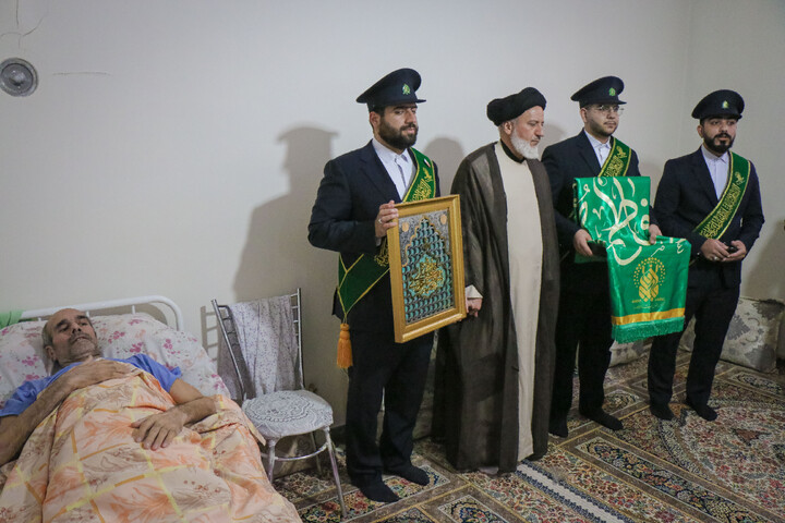 عیادت از جانباز قطع نخاعی جنگ رمضان به مناسبت روز ولادت حضرت رضا علیه السلام با حضور خادمان و پرچم متبرک حضرت معصومه سلام الله علیها
