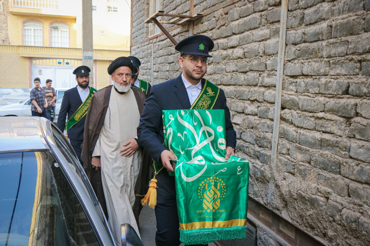 عیادت از جانباز قطع نخاعی جنگ رمضان به مناسبت روز ولادت حضرت رضا علیه السلام با حضور خادمان و پرچم متبرک حضرت معصومه سلام الله علیها