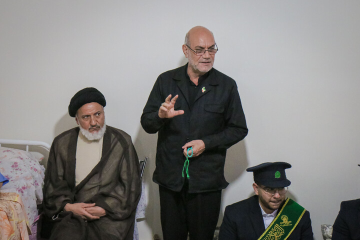 عیادت از جانباز قطع نخاعی جنگ رمضان به مناسبت روز ولادت حضرت رضا علیه السلام با حضور خادمان و پرچم متبرک حضرت معصومه سلام الله علیها
