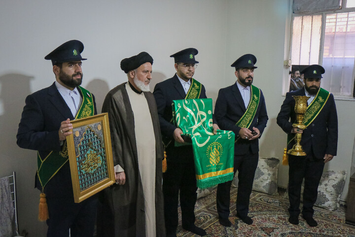 عیادت از جانباز قطع نخاعی جنگ رمضان به مناسبت روز ولادت حضرت رضا علیه السلام با حضور خادمان و پرچم متبرک حضرت معصومه سلام الله علیها