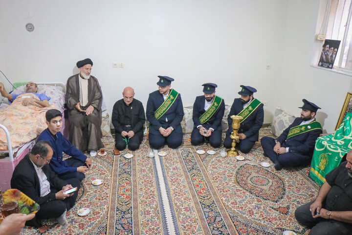 عیادت از جانباز قطع نخاعی جنگ رمضان به مناسبت روز ولادت حضرت رضا علیه السلام با حضور خادمان و پرچم متبرک حضرت معصومه سلام الله علیها