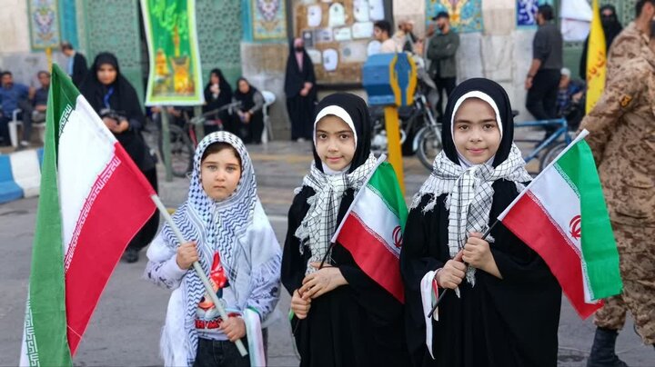تصاویر/ گوشه هایی از تجمع اقتدار ایران و رزمایش جانفدا که با حضور مردم گرمسار