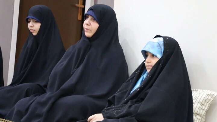 تصاویر/ دیدار رئیس شورای سیاستگذاری ائمه جمعه با خانواده شهید مدافع حرم در پردیس