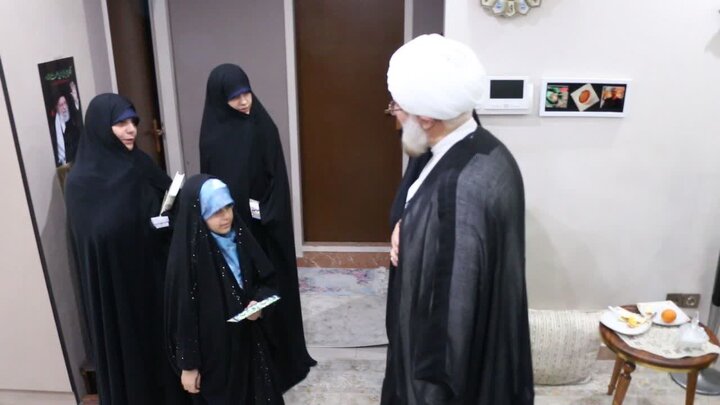 تصاویر/ دیدار رئیس شورای سیاستگذاری ائمه جمعه با خانواده شهید مدافع حرم در پردیس
