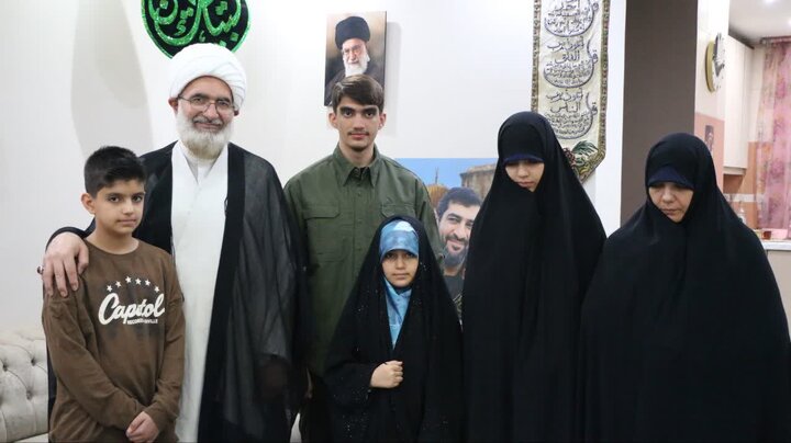 تصاویر/ دیدار رئیس شورای سیاستگذاری ائمه جمعه با خانواده شهید مدافع حرم در پردیس