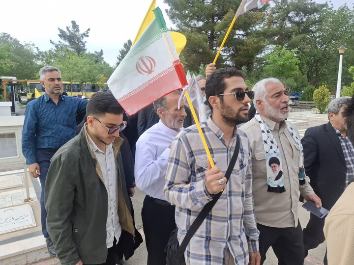 تصاویر/کاشانی ها قبور شهدای  گلزارشهدای بهشت رضای مشهدرا عطرافشانی کردند