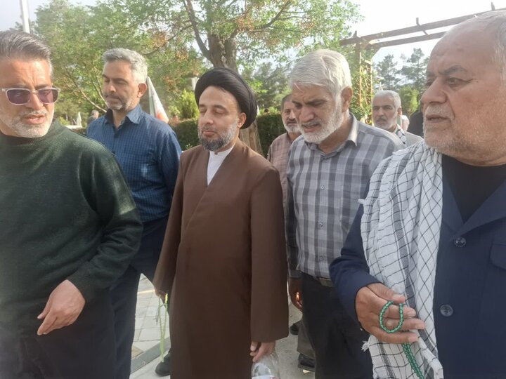 تصاویر/کاشانی ها قبور شهدای  گلزارشهدای بهشت رضای مشهدرا عطرافشانی کردند