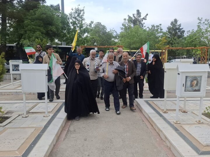 تصاویر/کاشانی ها قبور شهدای  گلزارشهدای بهشت رضای مشهدرا عطرافشانی کردند