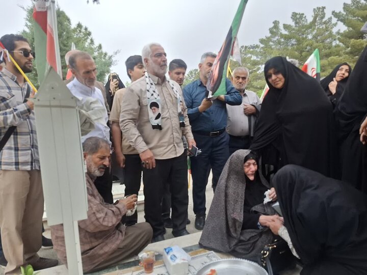 تصاویر/کاشانی ها قبور شهدای  گلزارشهدای بهشت رضای مشهدرا عطرافشانی کردند