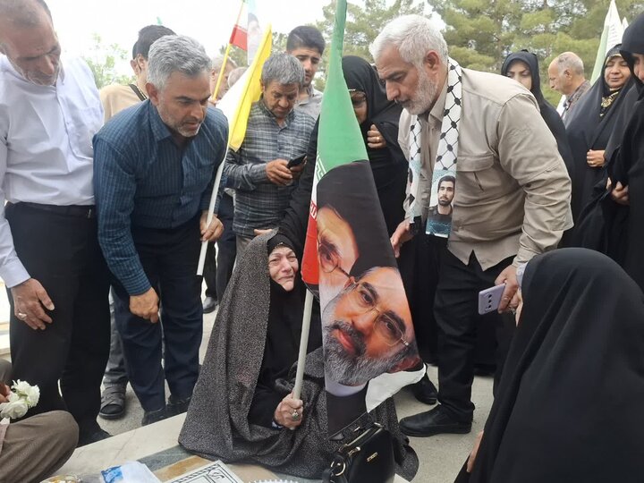 تصاویر/کاشانی ها قبور شهدای  گلزارشهدای بهشت رضای مشهدرا عطرافشانی کردند