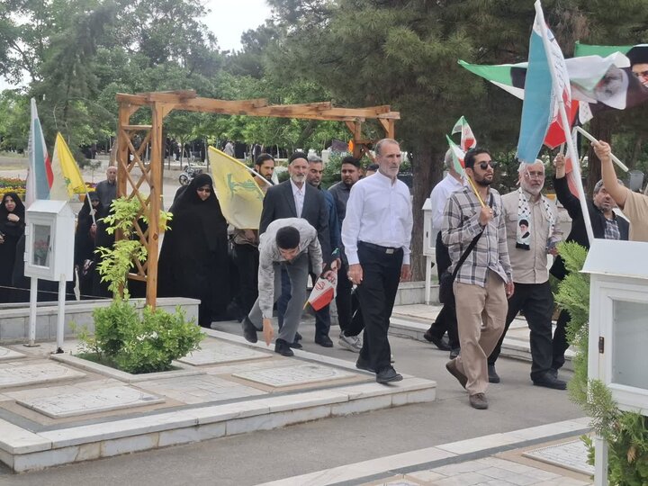 تصاویر/کاشانی ها قبور شهدای  گلزارشهدای بهشت رضای مشهدرا عطرافشانی کردند