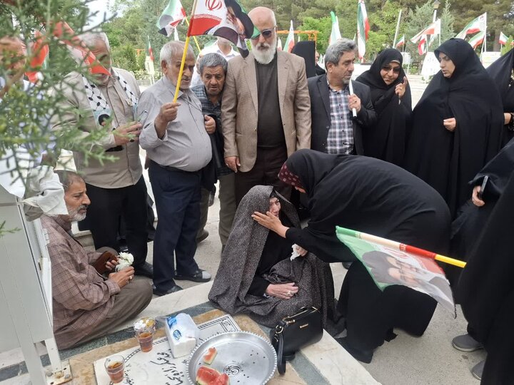 تصاویر/کاشانی ها قبور شهدای  گلزارشهدای بهشت رضای مشهدرا عطرافشانی کردند