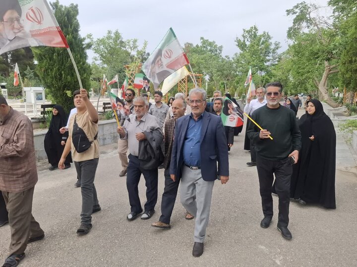 تصاویر/کاشانی ها قبور شهدای  گلزارشهدای بهشت رضای مشهدرا عطرافشانی کردند