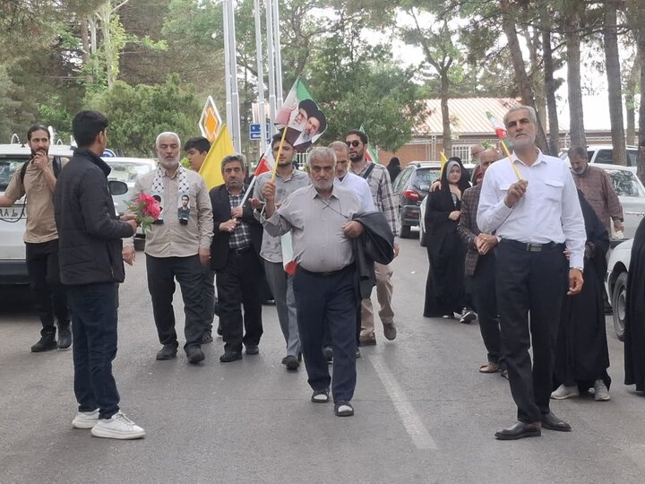 تصاویر/کاشانی ها قبور شهدای  گلزارشهدای بهشت رضای مشهدرا عطرافشانی کردند