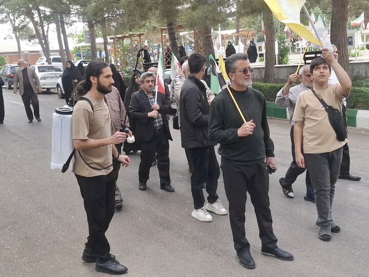 تصاویر/کاشانی ها قبور شهدای  گلزارشهدای بهشت رضای مشهدرا عطرافشانی کردند