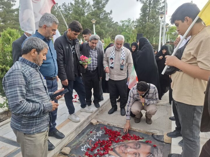 تصاویر/کاشانی ها قبور شهدای  گلزارشهدای بهشت رضای مشهدرا عطرافشانی کردند