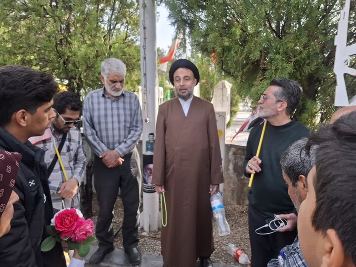 تصاویر/کاشانی ها قبور شهدای  گلزارشهدای بهشت رضای مشهدرا عطرافشانی کردند