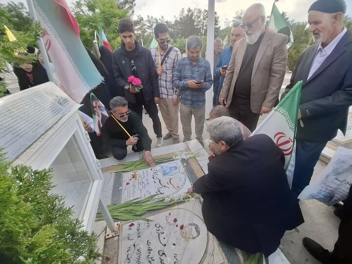 تصاویر/کاشانی ها قبور شهدای  گلزارشهدای بهشت رضای مشهدرا عطرافشانی کردند