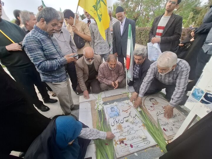 تصاویر/کاشانی ها قبور شهدای  گلزارشهدای بهشت رضای مشهدرا عطرافشانی کردند