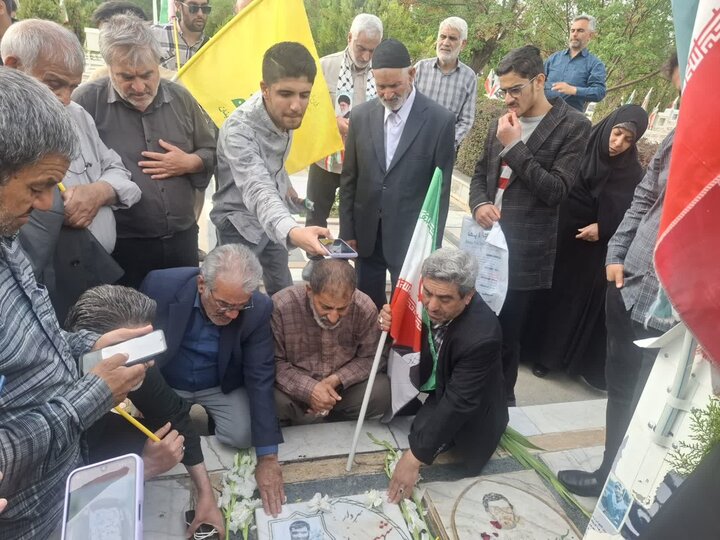 تصاویر/کاشانی ها قبور شهدای  گلزارشهدای بهشت رضای مشهدرا عطرافشانی کردند