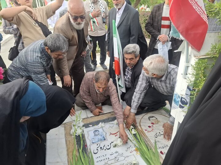 تصاویر/کاشانی ها قبور شهدای  گلزارشهدای بهشت رضای مشهدرا عطرافشانی کردند