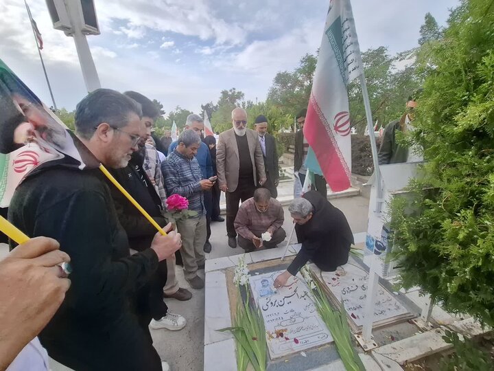 تصاویر/کاشانی ها قبور شهدای  گلزارشهدای بهشت رضای مشهدرا عطرافشانی کردند