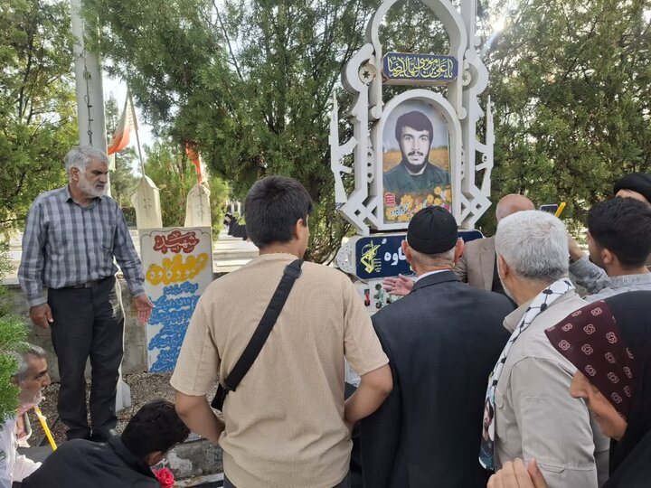 تصاویر/کاشانی ها قبور شهدای  گلزارشهدای بهشت رضای مشهدرا عطرافشانی کردند