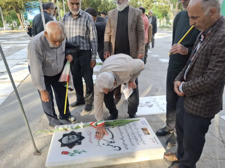 تصاویر/کاشانی ها قبور شهدای  گلزارشهدای بهشت رضای مشهدرا عطرافشانی کردند