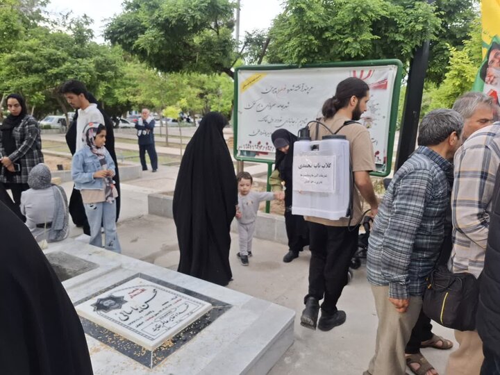 تصاویر/کاشانی ها قبور شهدای  گلزارشهدای بهشت رضای مشهدرا عطرافشانی کردند