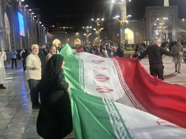 تصاویر/ کاشانی ها بزرگترین پرچم جمهوری اسلامی را در حرم امام رضا(ع) رونمایی کردند
