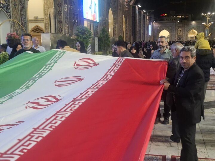 تصاویر/ کاشانی ها بزرگترین پرچم جمهوری اسلامی را در حرم امام رضا(ع) رونمایی کردند
