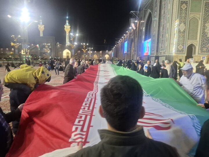 تصاویر/ کاشانی ها بزرگترین پرچم جمهوری اسلامی را در حرم امام رضا(ع) رونمایی کردند
