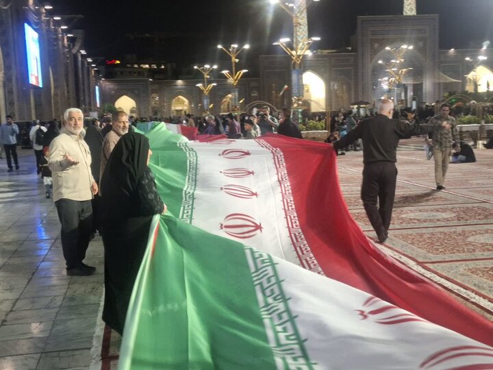 تصاویر/ کاشانی ها بزرگترین پرچم جمهوری اسلامی را در حرم امام رضا(ع) رونمایی کردند
