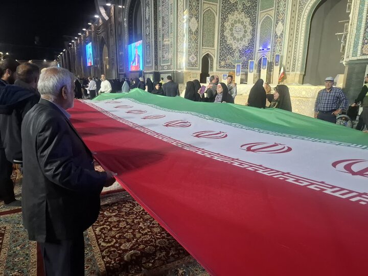 تصاویر/ کاشانی ها بزرگترین پرچم جمهوری اسلامی را در حرم امام رضا(ع) رونمایی کردند
