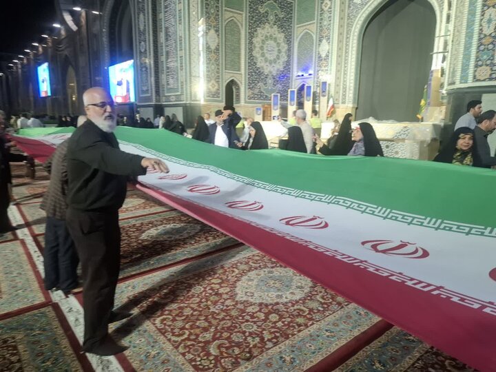 تصاویر/ کاشانی ها بزرگترین پرچم جمهوری اسلامی را در حرم امام رضا(ع) رونمایی کردند
