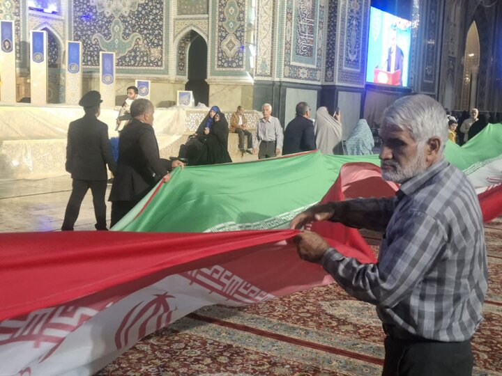 تصاویر/ کاشانی ها بزرگترین پرچم جمهوری اسلامی را در حرم امام رضا(ع) رونمایی کردند
