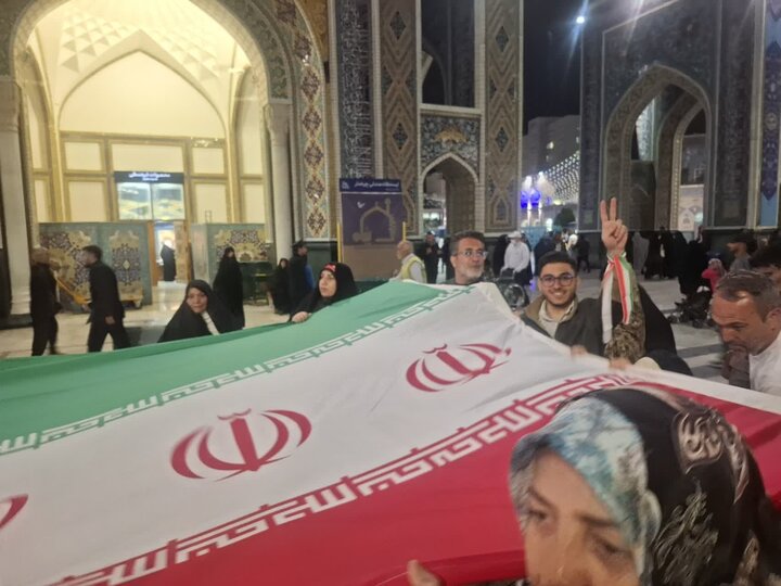 تصاویر/ کاشانی ها بزرگترین پرچم جمهوری اسلامی را در حرم امام رضا(ع) رونمایی کردند
