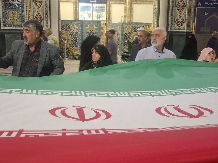 تصاویر/ کاشانی ها بزرگترین پرچم جمهوری اسلامی را در حرم امام رضا(ع) رونمایی کردند
