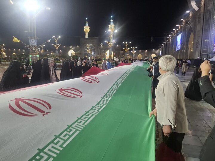تصاویر/ کاشانی ها بزرگترین پرچم جمهوری اسلامی را در حرم امام رضا(ع) رونمایی کردند
