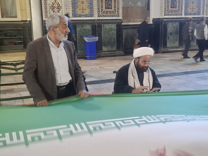 تصاویر/ کاشانی ها بزرگترین پرچم جمهوری اسلامی را در حرم امام رضا(ع) رونمایی کردند
