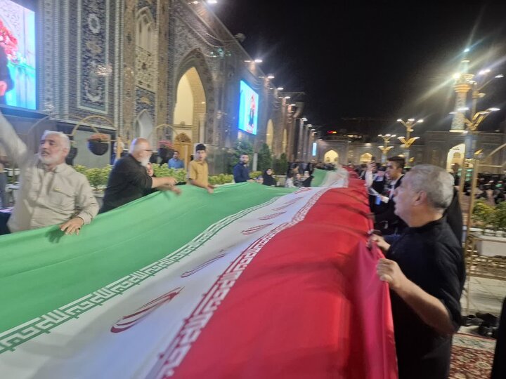 تصاویر/ کاشانی ها بزرگترین پرچم جمهوری اسلامی را در حرم امام رضا(ع) رونمایی کردند
