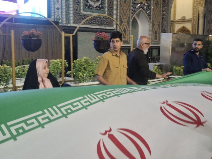تصاویر/ کاشانی ها بزرگترین پرچم جمهوری اسلامی را در حرم امام رضا(ع) رونمایی کردند
