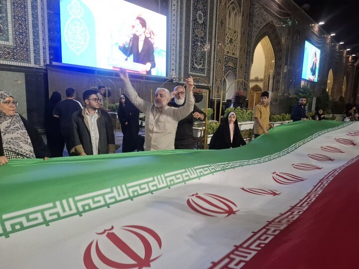 تصاویر/ کاشانی ها بزرگترین پرچم جمهوری اسلامی را در حرم امام رضا(ع) رونمایی کردند
