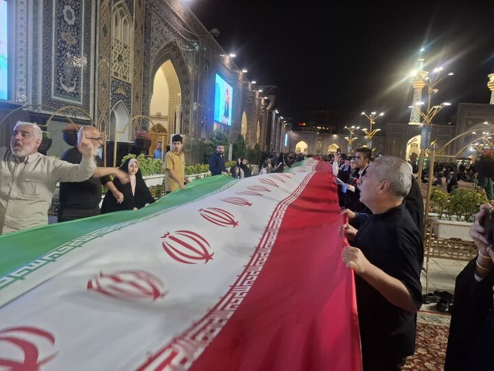 تصاویر/ کاشانی ها بزرگترین پرچم جمهوری اسلامی را در حرم امام رضا(ع) رونمایی کردند
