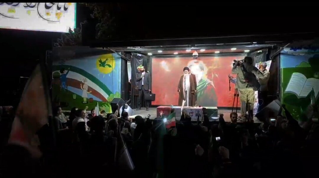 ملت ایران با ایمان و مقاومت در اوج قدرت ایستاده است