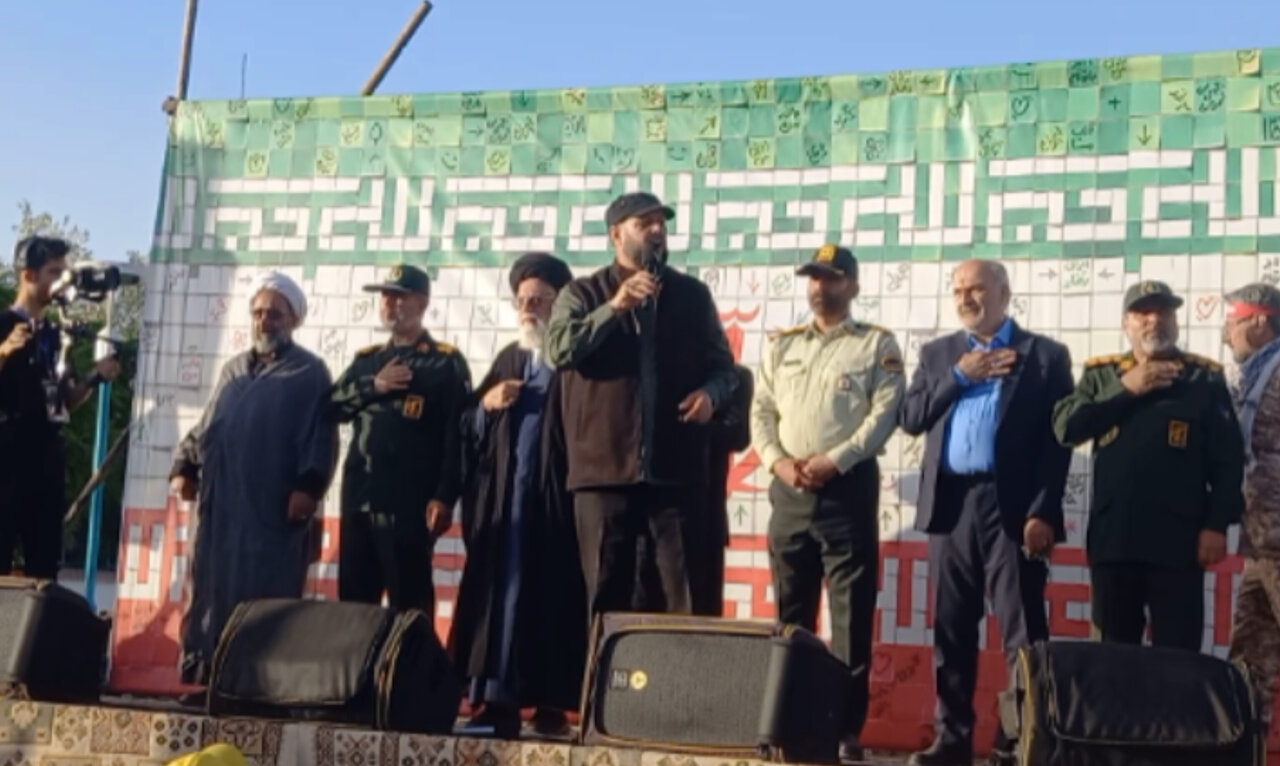 فیلم| مداحی سرود مشهور " باید برخاست" در اجتماع جانفدایان یزد