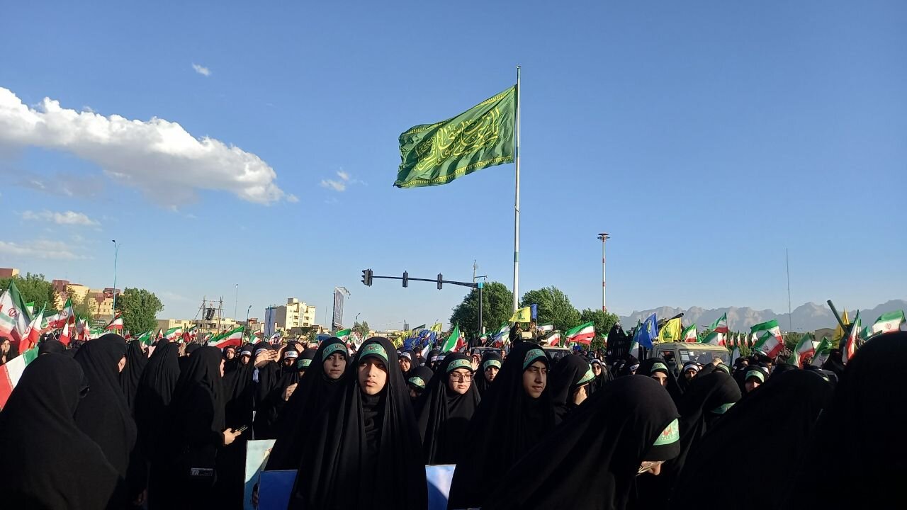 فیلم| بانوان کادر درمان یزد در رژه جانفدایان یزد