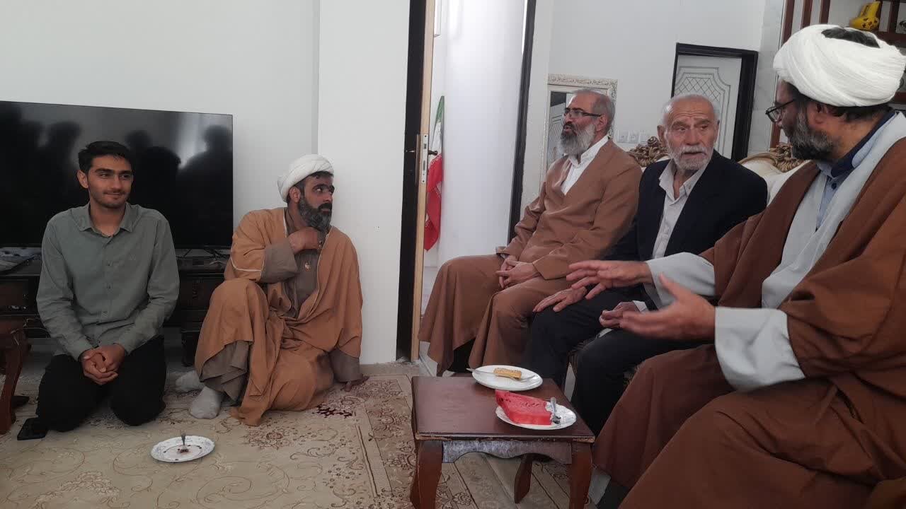 تجلیل مسئولان مدرسه علمیه آیت‌الله مصطفوی(ره) کاشان از خانواده شهید خیراندیش+تصاویر