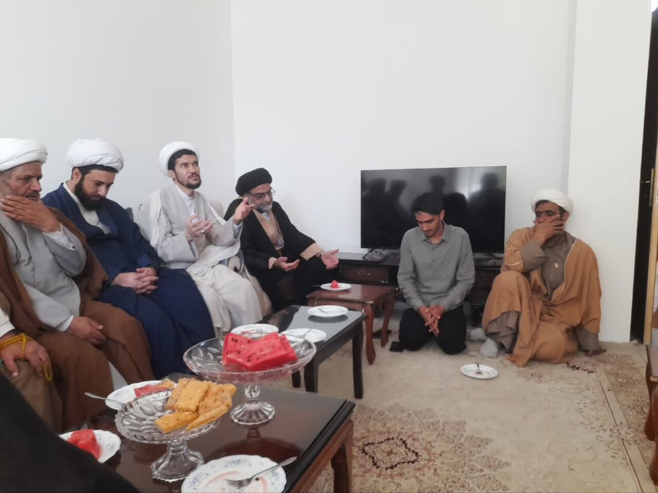 دیدار مسئولان مدرسه علمیه آیت‌الله مصطفوی(ره) کاشان با خانواده شهید خیراندیش